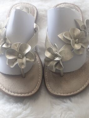 BOC Born Concept Gold Floral Thong Sandals Size 9 Comfort Slip On
